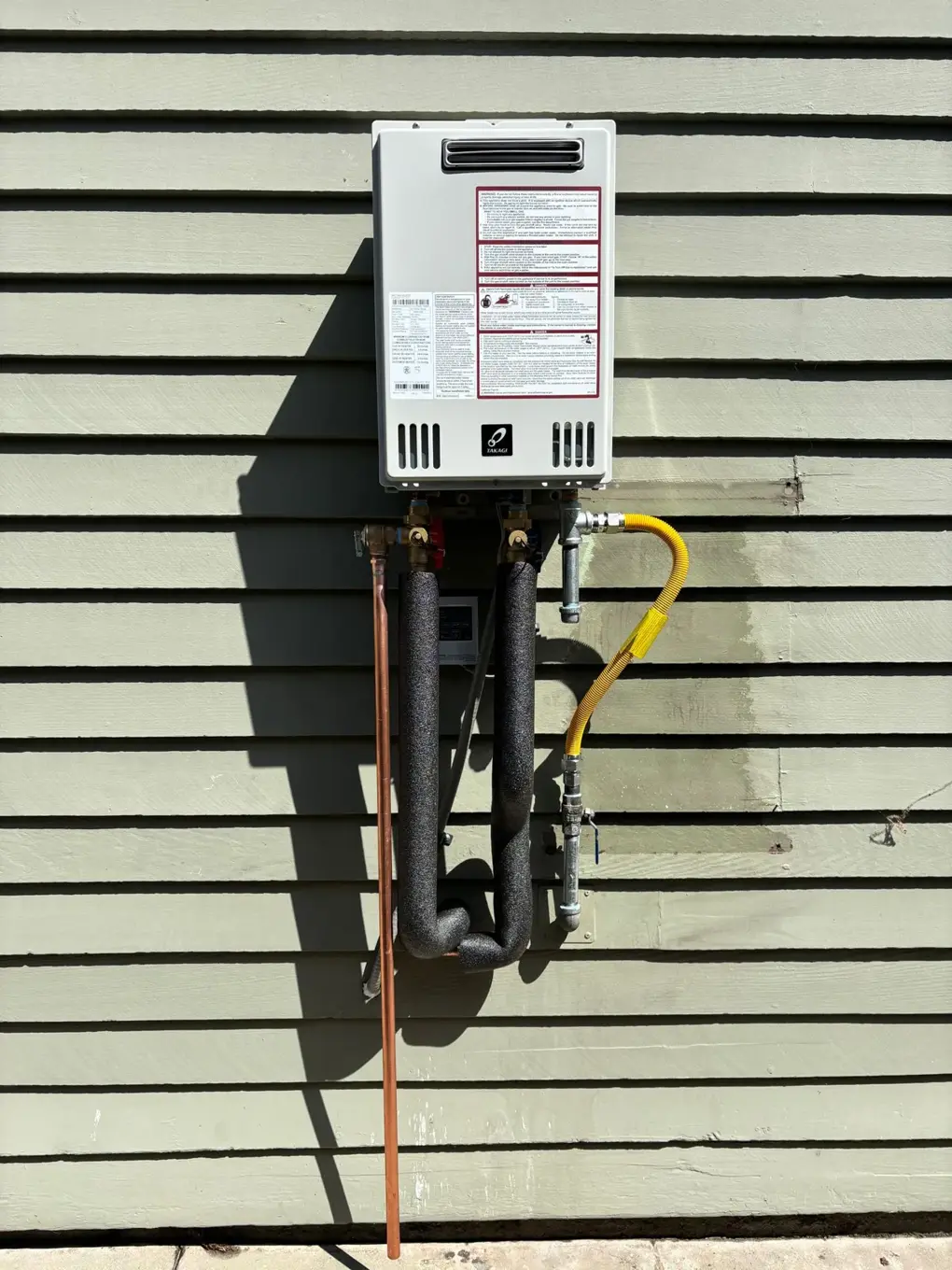 Exterior tankless water heater with insulated water lines